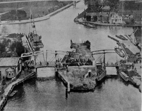Foto van Gouwsluis met twee bruggen omstreeks 1938.